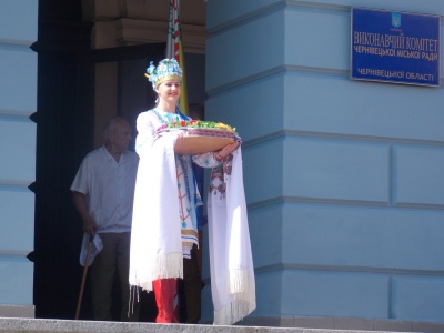 Відкриття Петрівського ярмарку в Чернівцях: коровай, рушник та танець представників різних національностей (ФОТО)