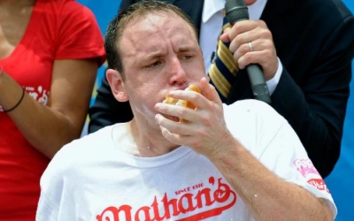 Американець побив власний рекорд швидкісного поїдання хот-догів