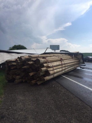 На Буковині посеред траси перекинулась вантажівка з кругляком