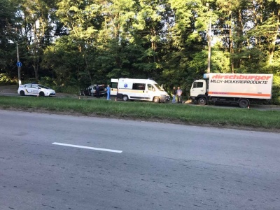 У Чернівцях поблизу Калинки «Ауді» виїхало на узбіччя та врізалося в дерево (ФОТО)