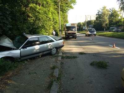 Подробиці ДТП на вулиці Калинівській у Чернівцях - водія віднесло в дерево від зіткнення з припаркованим авто