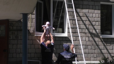 Пожежа у Чернівцях: рятувальники евакуювали з будинку 5 осіб