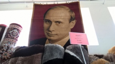 Фотофакт: в окупованому Криму продають килими, щоб витирати ноги об Путіна