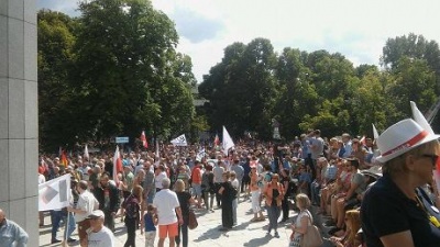 У Варшаві люди вийшли на масовий мітинг проти зміни судоустрою