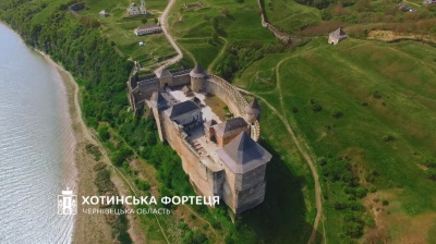 ЧНУ та Хотинська фортеця потрапили до рейтингу архітектурних див України за версією «1+1»