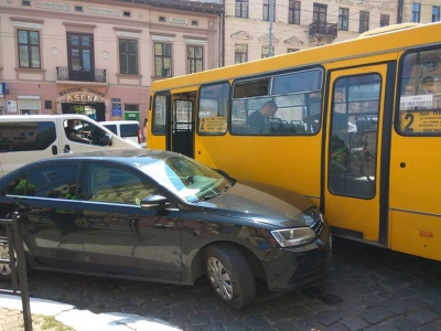 У Чернівцях під управлінням Нацполіції зіткнулись легковик і маршрутка (ФОТО)