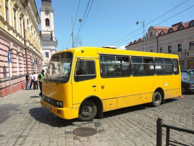 У Чернівцях під управлінням Нацполіції зіткнулись легковик і маршрутка (ФОТО)