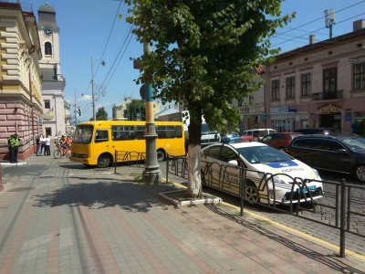 У Чернівцях під управлінням Нацполіції зіткнулись легковик і маршрутка (ФОТО)