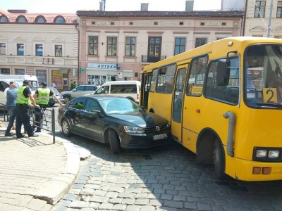 Цвіт акації, ДТП під Нацполіцією та нечесні опікуни. Найголовніші новини Буковини за минулу добу