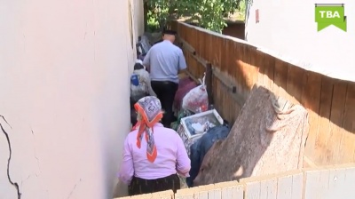Тонни сміття на обійсті. У Чернівцях пенсіонерка перетворила своє подвір’я на сміттєзвалище (ВІДЕО)