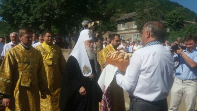 У селі Дорошівці на Буковині Патріарха Філарета зустрічали з 10-кілограмовим короваєм та білими трояндами (ФОТО)