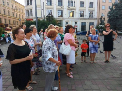 Народний траур. У Чернівцях місцеві жителі помолилися за загиблих на сході воїнів (ФОТО)