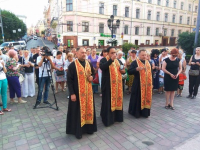 Народний траур. У Чернівцях місцеві жителі помолилися за загиблих на сході воїнів (ФОТО)