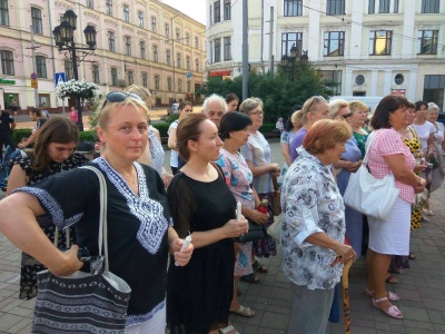 Народний траур. У Чернівцях місцеві жителі помолилися за загиблих на сході воїнів (ФОТО)