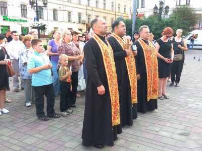 Народний траур. У Чернівцях місцеві жителі помолилися за загиблих на сході воїнів (ФОТО)