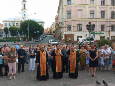 Народний траур. У Чернівцях місцеві жителі помолилися за загиблих на сході воїнів (ФОТО)