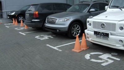 Порошенко підписав закон про збільшення штрафів за паркування авто на місцях для інвалідів