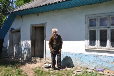 «Мені би вже дожити»: про незрячого і безпомічного дідуся з Буковини забули односельці та родичі (ФОТО)
