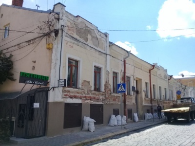 Фасад історичної будівлі ремонтують у Чернівцях(ФОТО)