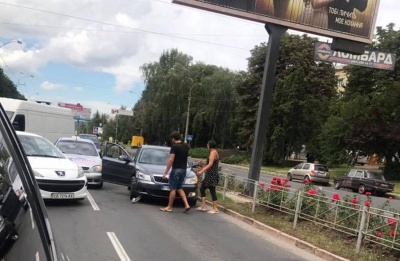 У Чернівцях на проспекті Незалежності «Шкода» зіткнулася з таксі