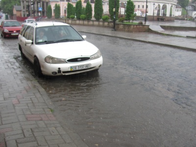 У Чернівцях пройшла злива, сильні опади прогнозують на ніч (ФОТО)