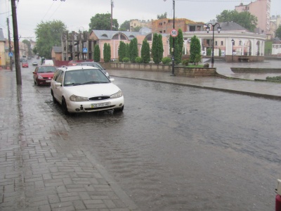 У Чернівцях пройшла злива, сильні опади прогнозують на ніч (ФОТО)