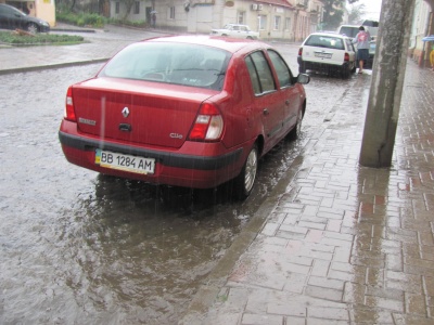 У Чернівцях пройшла злива, сильні опади прогнозують на ніч (ФОТО)