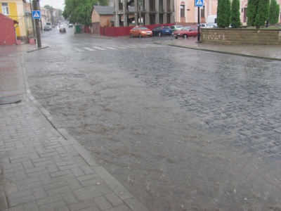 У Чернівцях пройшла злива, сильні опади прогнозують на ніч (ФОТО)