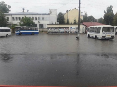 Води - по коліна. Злива знову підтопила Чернівці (ФОТО)