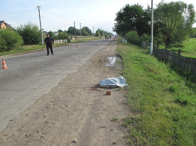 Жахлива аварія на Буковині – пішохода розірвало навпіл (ФОТО)