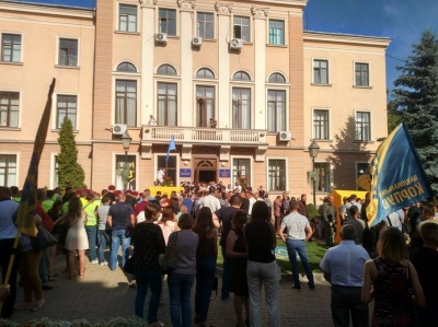У Тернополі учасники протесту виламали двері в міськраду і підпалили димову шашку біля входу