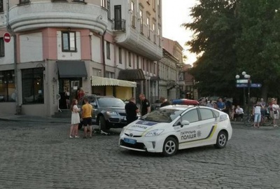 У Чернівцях п’яний велосипедист врізався у машину - на чоловіка склали адмінпротокол