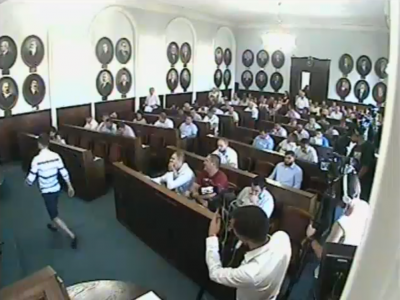 У Чернівцях депутат у шортах на сесії міськради обурювався через позбавлення Саакашвілі громадянства
