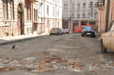 У департаменті ЖКГ пояснили, чому не відремонтують розбиті вулиці у центрі Чернівців