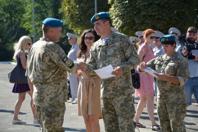 Мерія Чернівців нагородила десантників з нагоди їх професійного дня