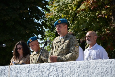 Мерія Чернівців нагородила десантників з нагоди їх професійного дня