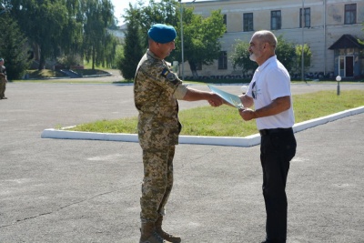 Мерія Чернівців нагородила десантників з нагоди їх професійного дня