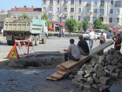 У центрі Чернівців перекрили вулицю через ремонтні роботи водоканалу