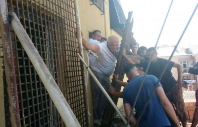 У Чернівцях сусіди «готелю Чесанова» закрили його вікна решіткою - депутат прибіг на розбірки