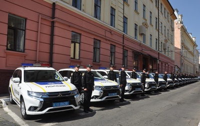 У Чернівцях патрульна поліція отримала від МВС 18 позашляховиків Mitsubishi Outlander