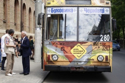 Удар струмом у тролейбусі, пожежа через безхатьків та відновлення ремонту вулиці Хмельницького. Головні новини 7 серпня