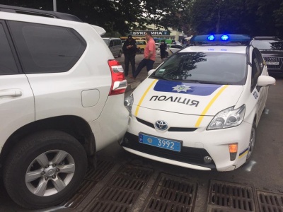 У Чернівцях авто патрульної поліції врізалось у позашляховик (ФОТО)