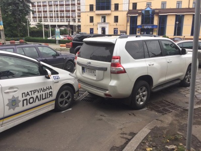 У Чернівцях авто патрульної поліції врізалось у позашляховик (ФОТО)