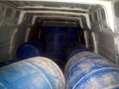 На Буковині суд арештував дві вантажівки, що незаконно перевозили понад 5 тонн спирту