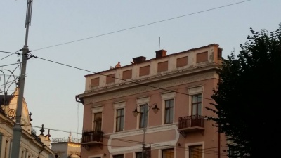 У Чернівцях юнаки вилізли на дах будинку, щоб покурити - поліції пояснили, що «робили селфі»