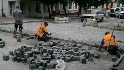 Робота триває динамічно: чернівчанин розповів про хід виконання ремонту вулиці Хмельницького