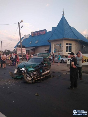 Поблизу Чернівців сталася ще одна ДТП: зіткнулись мотоцикл і легковий автомобіль (ФОТО)