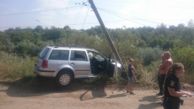 У Чернівцях «Фольксваген» врізався у стовп. Водій хотів утекти з місця ДТП, - очевидець