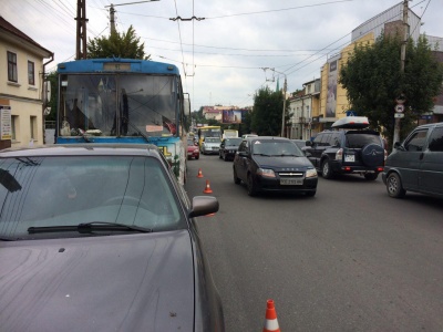 ДТП у Чернівцях: тролейбус "наздогнав" "Ауді"