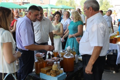 У райцентрі Буковини провели Свято меду (ФОТО)